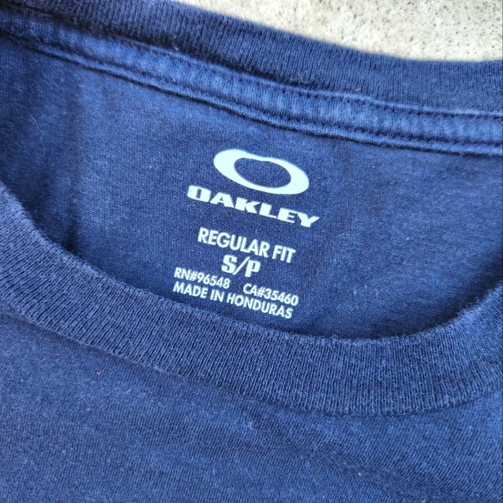 SOLD Men's OAKLEY T-shirt - Picture 3 of 3
